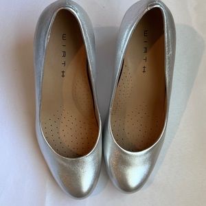 Comfortable silver worth shoes, size 6.